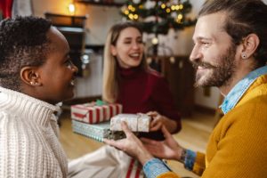 Lee más sobre el artículo Ideas de regalos solidarios para dar en navidad